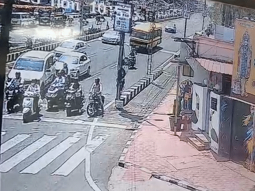 भोपाल में बाणगंगा चौराहे पर रेड सिग्नल था। गाड़ियां खड़ी थीं।