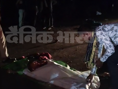 हादसे के बाद सड़क पर पड़ी बॉडी को हटाते हुए एंबुलेंस कर्मी और पुलिस।