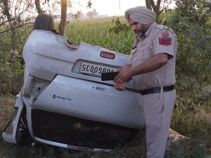 कपूरथला में फल विक्रेता को कुचलने के बाद पलटी कार