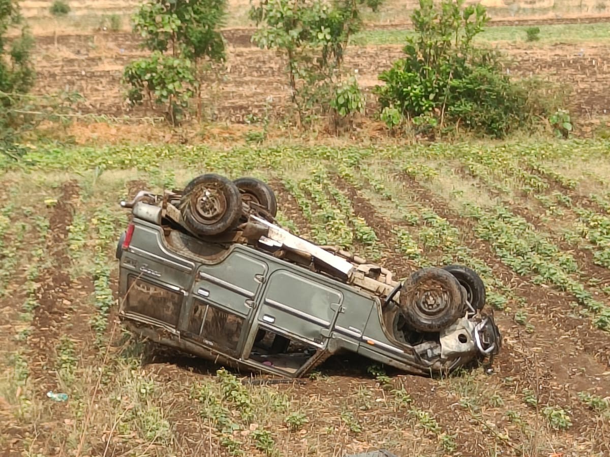 Bolero collided with a bike in Betul and overturned in the field ...