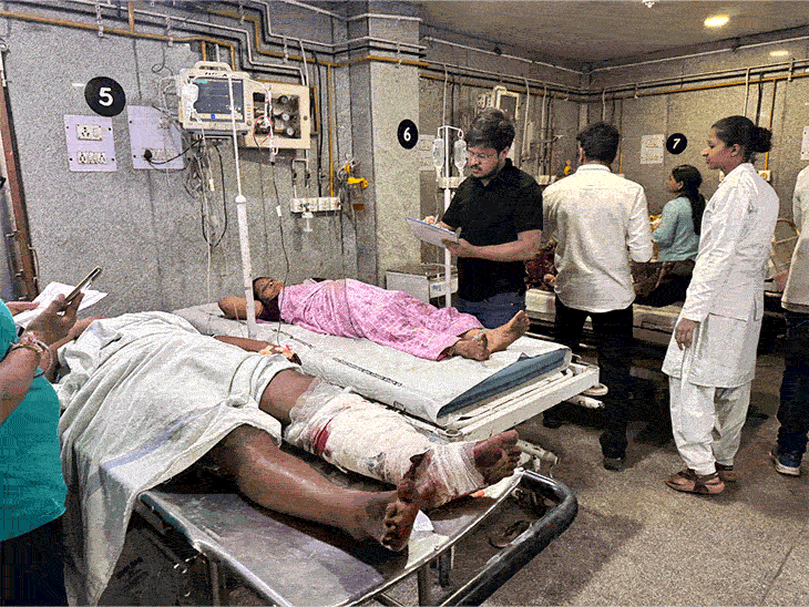 ट्रक में सवार ज्यादातर लोग रिश्तेदार हैं। वे छठी कार्यक्रम से लौट रहे थे, तभी यह हादसा हुआ।