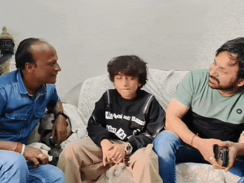 पिता गोपाल उर्फ हसन अली (दाएं) के साथ चाइल्ड आर्टिस्ट अयान खान। बॉलीवुड की छह मूवी में अयान खान ने अपनी अभिनय की छाप छोड़ी है। जल्द ही उनकी दो फिल्में रिलीज होंगी।