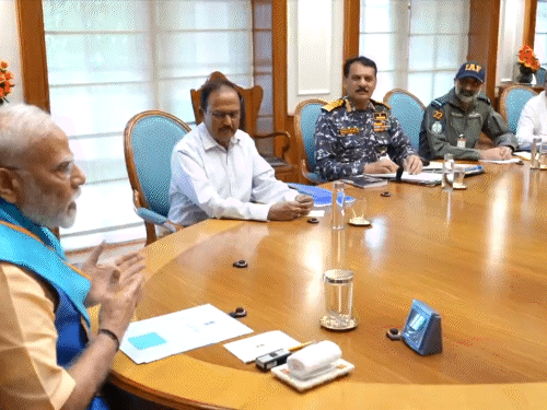 The photo is on May 10. Modi held a meeting with the three army chiefs, NSA, Rajnath Singh at PM House. - Dainik Bhaskar