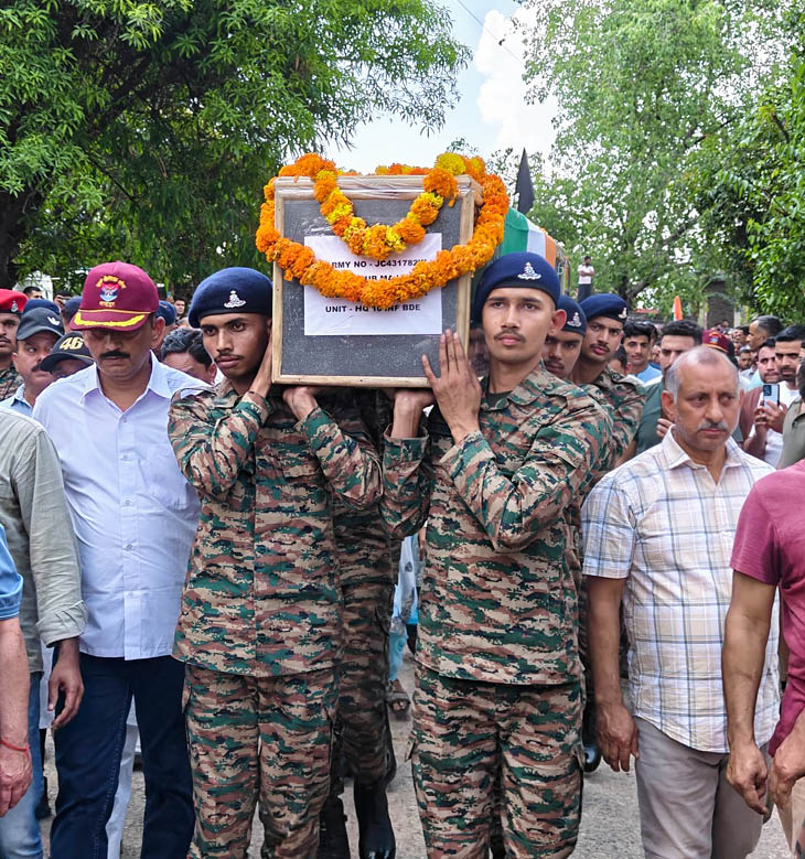 एयर स्ट्राइक के बाद पाकिस्तान की ओर से हुई फायरिंग में 7 भारतीय जवान शहीद हुए। 11 मई को हिमाचल प्रदेश के कांगड़ा में शहीद सूबेदार मेजर पवन कुमार जरियाल का अंतिम संस्कार हुआ।