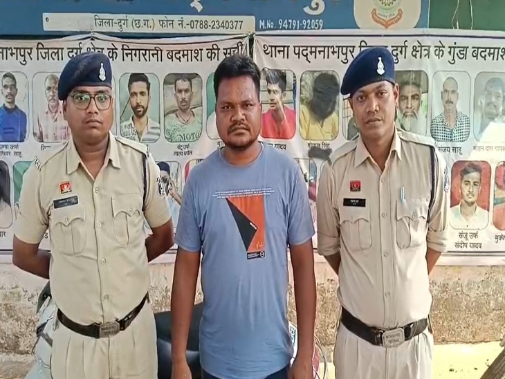 जेल प्रहरी दिवाकर सिंह पैकरा को पुलिस ने हिरासत में ले लिया है।