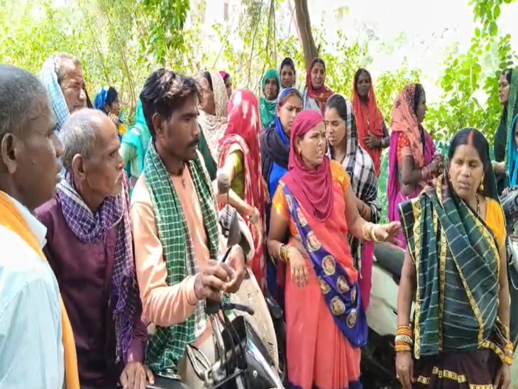 थाने के बाहर बड़ी संख्या में ग्रामीण मौजूद रहे