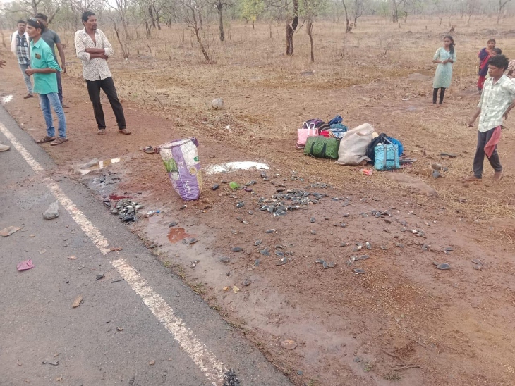 घटना के बाद लोगों का सामान भी सड़क पर बिखर गया था।