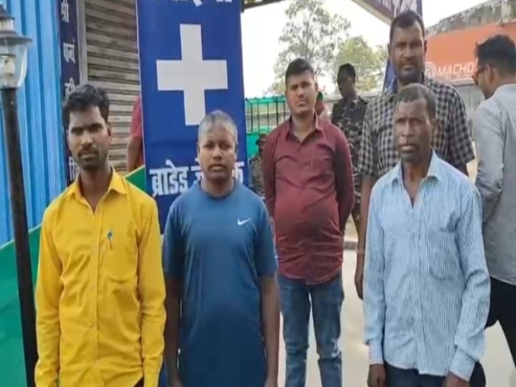 हादसे के बाद हॉस्पिटल पहुंचे आरक्षक के परिजनों ने आरोपी के खिलाफ कड़ी कार्रवाई की मांग की।