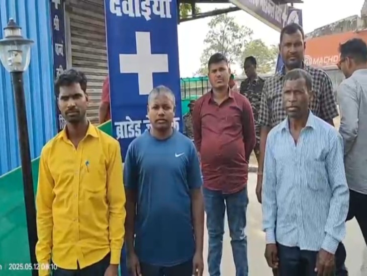 हॉस्पिटल पहुंचे आरक्षक के परिजन