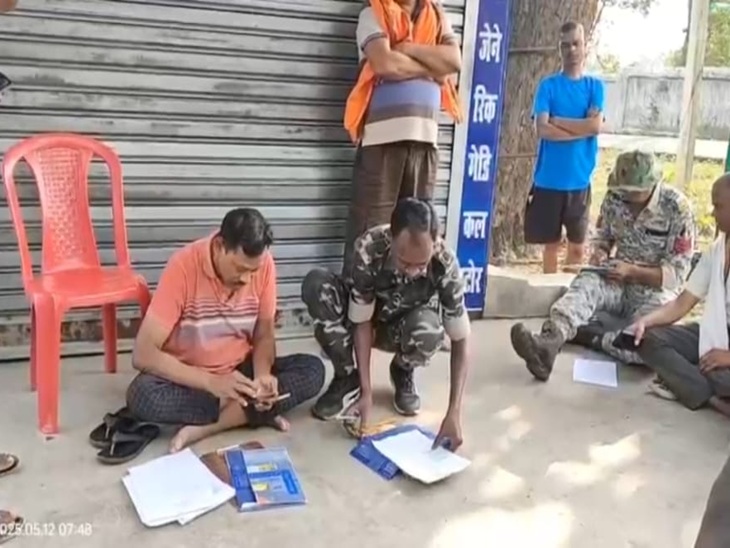 मामले में कार्रवाई करती पुलिस टीम