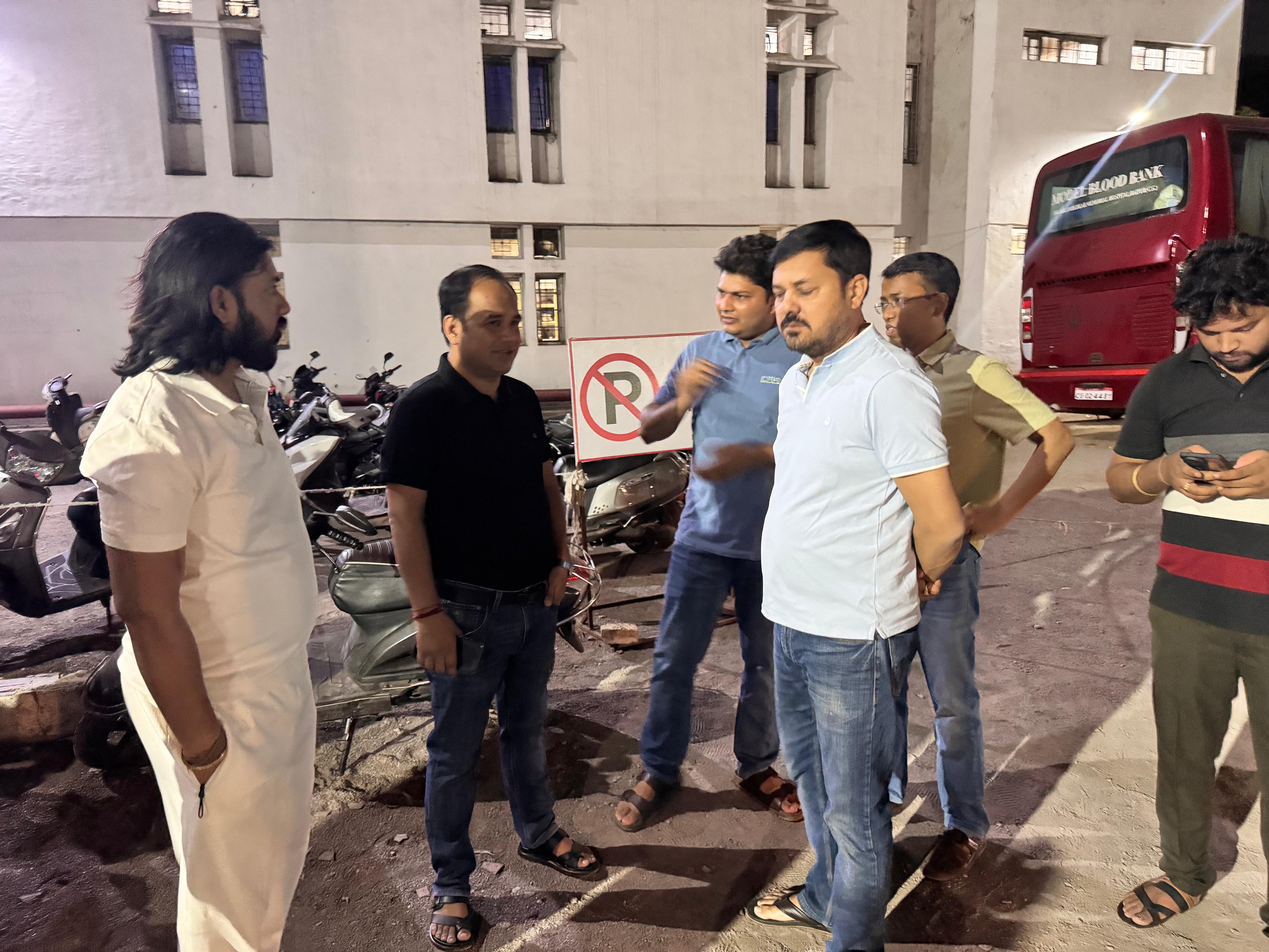 छत्तीसगढ़ में भीषण सड़क हादसा, 13 की मौत; कई महिलाओं के शव दो टुकड़ो में बटा 3 कलेक्टर गौरव सिंह, विधायक गुरु खुशवंत, अनुज शर्मा हादसे के बाद अस्पताल पहुंचे।