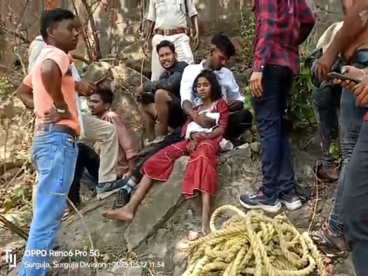 रेस्क्यू टीम ने निकाला बाहर