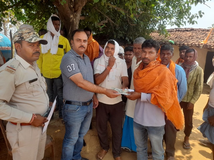 परिजनों को वन विभाग ने दी सहायता राशि।