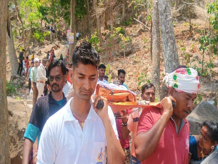 टीम ने रस्सियों के सहारे ऊपर चढ़ी, फिर स्ट्रेचर बनाकर बच्ची को बाहर निकलती टीम।