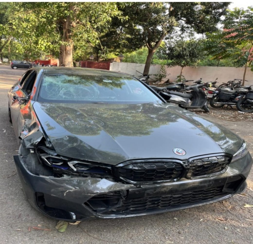 पुलिस ने बीएमडब्ल्यू कार को जब्त कर लिया है।