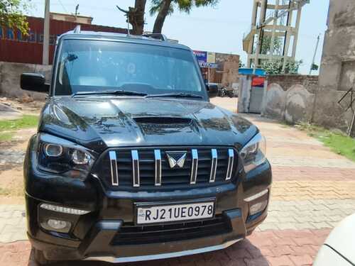 पुलिस को इनपुट था कि एक काले रंग की स्कॉर्पियो लाल कंटेनर को एस्कॉर्ट करती हुई आ रही है।