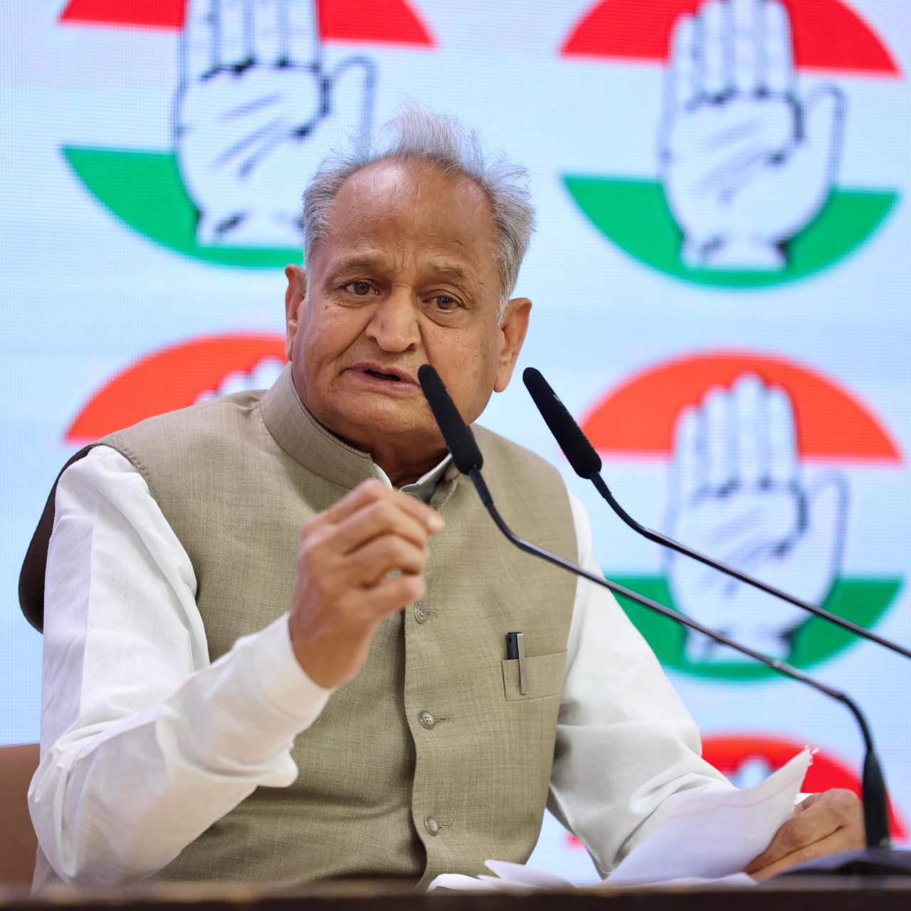 Former CM Ashok Gehlot said- On what basis is US President Donald Trump saying that our people have worked hard overnight.