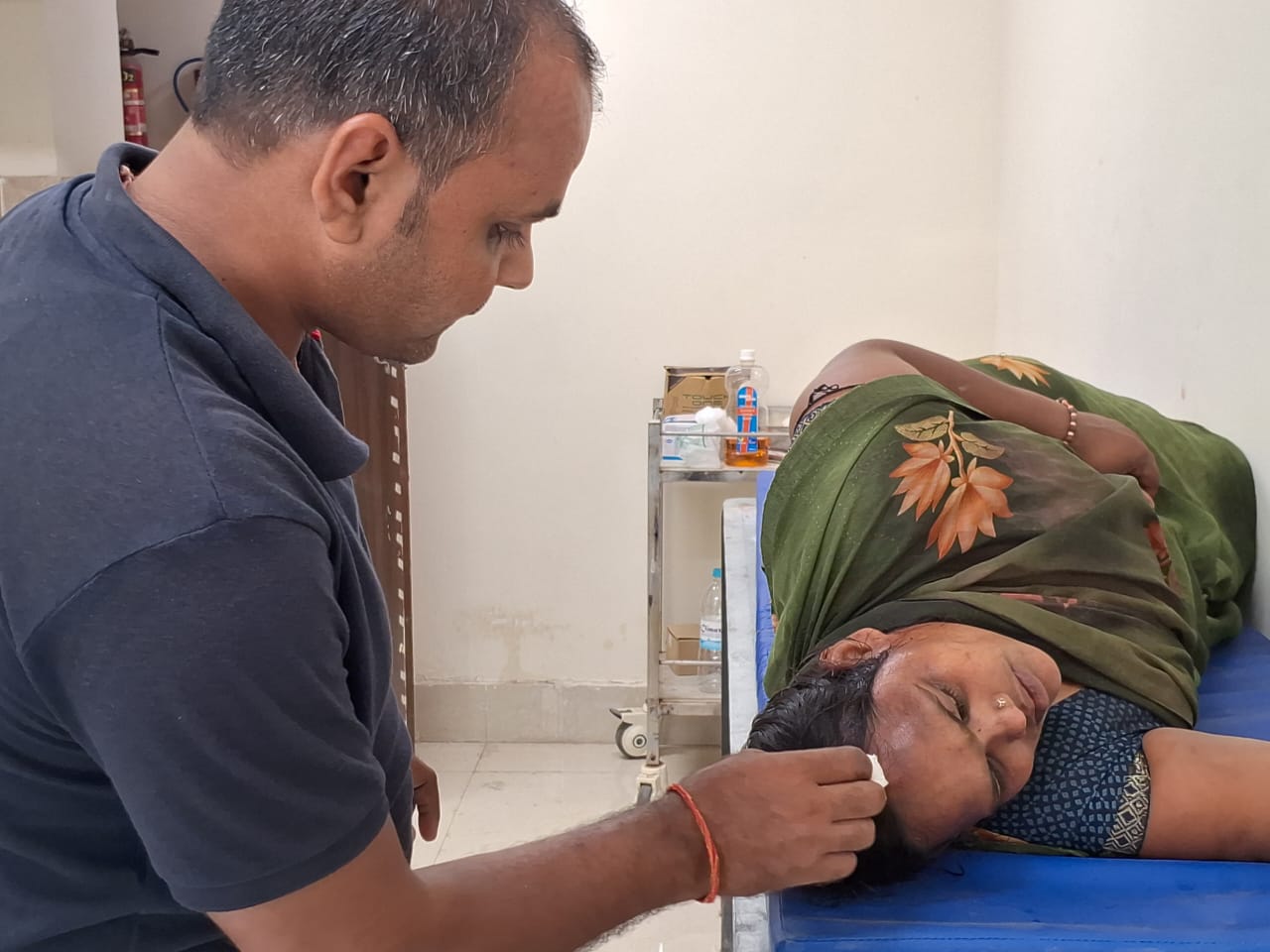 अस्पताल में घायल महिला का चल रहा है इलाज।