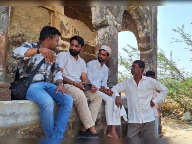Bhaskar Reporter with the people of Ravapar village.