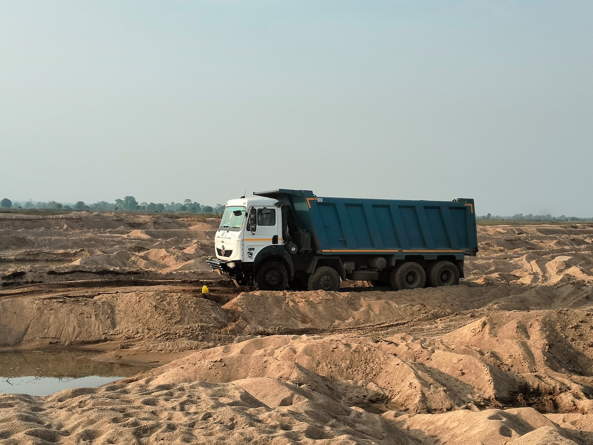 रोजाना 500 हाइवा रेत निकाला जाता था।