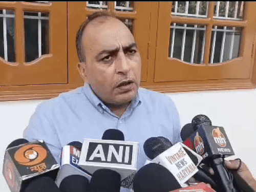 जानकारी देते लेफ्टिनेंट विनय नरवाल के पिता राजेश नरवाल। - Dainik Bhaskar