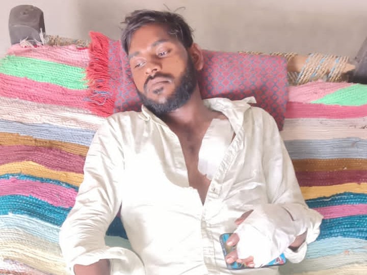 मारपीट में गंभीर रुप से घायल लक्ष्मण उपचाराधीन अवस्था में - Dainik Bhaskar