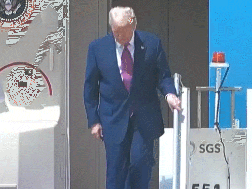 ट्रम्प अपने स्पेशल विमान एयरफोर्स वन से बाहर निकले।