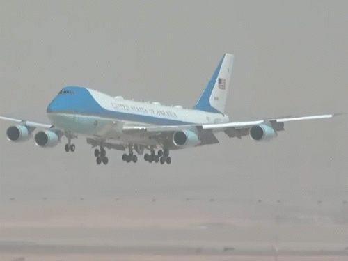 रियाद एयरपोर्ट पर ट्रम्प का विमान एयरफोर्स वन लैंड हुआ।