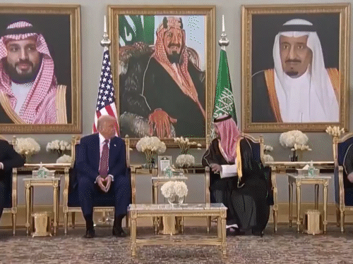 डोनाल्ड ट्रम्प और क्राउन प्रिंस के बीच औपचारिक बातचीत हुई।