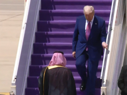 एयरपोर्ट पर ट्रम्प का स्वागत क्राउन प्रिंस मोहम्मद बिन सलमान ने किया।