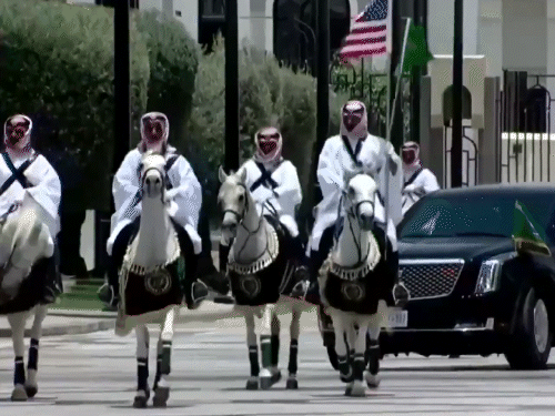 सऊदी महल में प्रवेश करते वक्त घुड़सवारों ने ट्रम्प को एस्कॉर्ट किया।