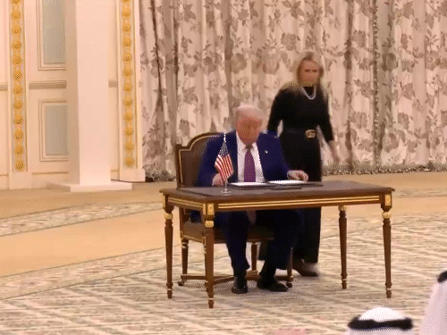 डिफेंस डील पर ट्रम्प और सऊदी प्रिंस ने साइन किए।