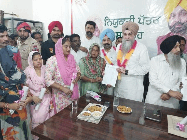 विधानसभा स्पीकर कुलतार सिंह संधवां ने नियुक्ति पत्र दिया। - Dainik Bhaskar