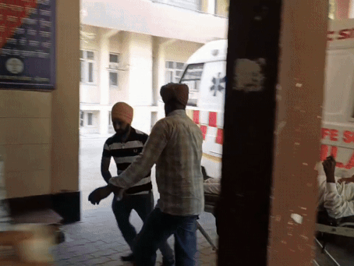 अमृतसर के गुरु नानक देव अस्पताल में गंभीर मरीजों को लगाया गया है। अस्पताल में मरीज को लेकर दौड़ते परिजन। - Dainik Bhaskar