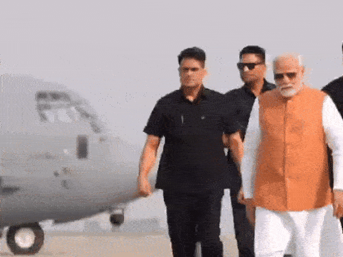 प्रधानमंत्री नरेंद्र मोदी ने जांधर के आदमपुर एयरबेस पर पहुंचकर एयरफोर्स के जवानों का हौसला बढ़ाया। - Dainik Bhaskar