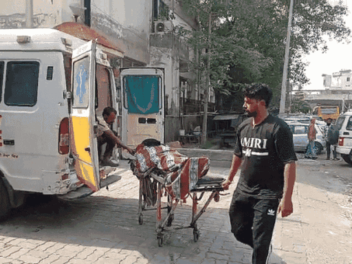 अमृतसर के सिविल अस्पताल में शवों को पोस्टमॉर्टम के लिए लाया गया।