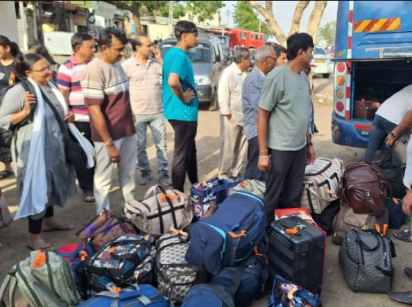 People returning to their cities from the village after alert for attack on Kutch.