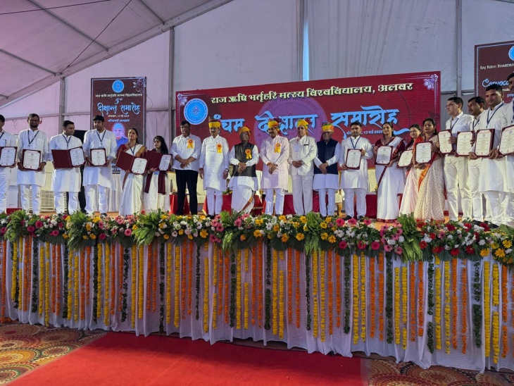 यूनिवर्सिटी के दीक्षांत समारोह में प्रतिभावान विद्यार्थियों को डिग्री प्रदान करते अतिथि।