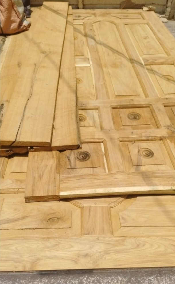डिप्टी रेंजर ने अपने ही क्षेत्र से मंगाई इमारती लकड़ियों के फर्नीचर।