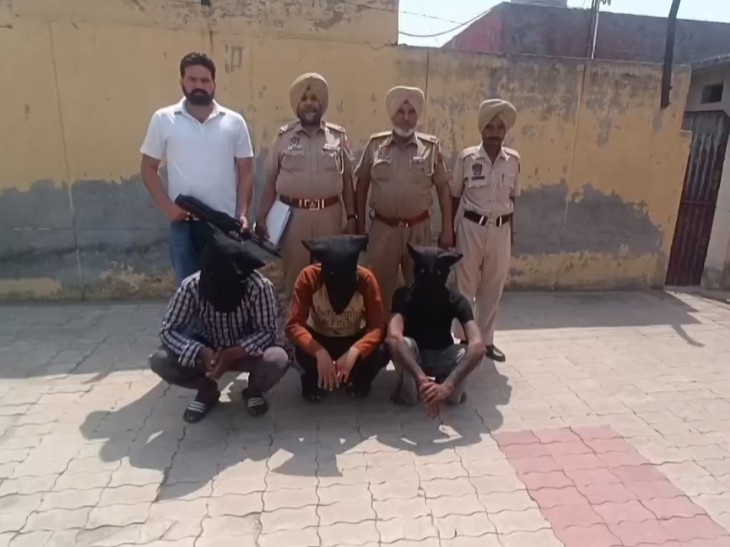 पुलिस की गिरफ्त में तस्कर। - Dainik Bhaskar