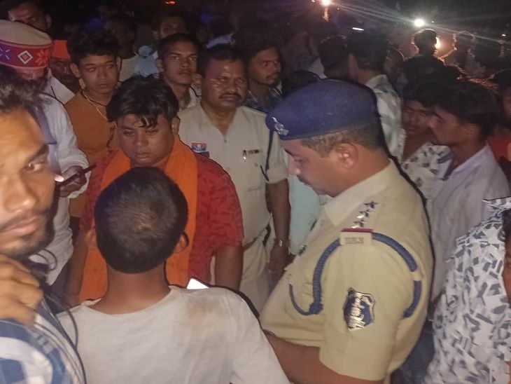 पुलिस ने ग्रामीणों को समझाया।