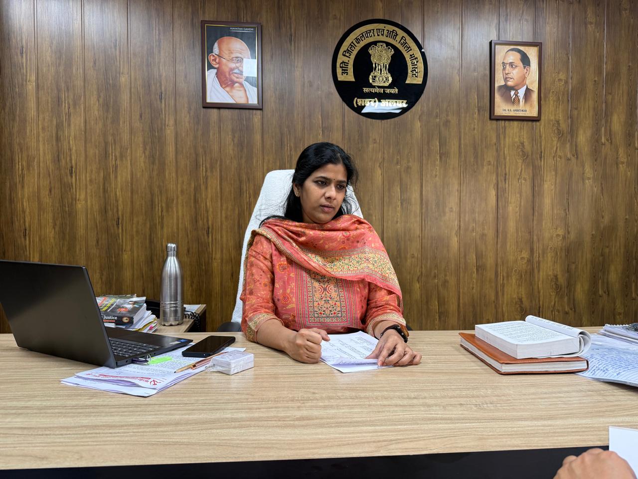 अलवर मिनी सचिवालय में एडम सिटी बीना महवार ने पूरी जांच के बाद कहा- कुछ संदिग्धों को नहीं मिला।