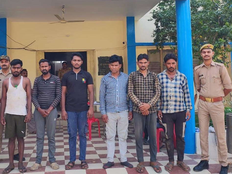पुलिस की गिरफ्ता में आरोपी। - Dainik Bhaskar
