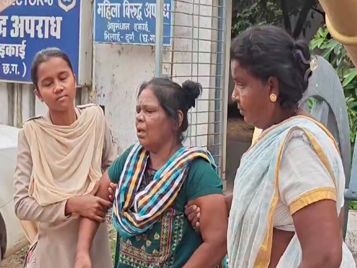 गांजा तस्कर जी सरोजनी को ले जाती हुई पुलिस - Dainik Bhaskar