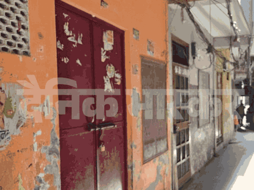 पानीपत में पकड़े गए पाकिस्तानी जासूस का कमरा और उसकी फाइल फोटो।