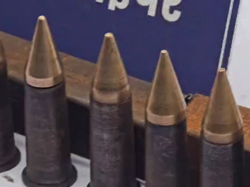 कर्रेगुट्टा नक्सल ऑपरेशन के बाद जवानों ने बड़ी संख्या में हथियार बरामद किया है। इनमें  मेगा स्नाइपर, BGL सेल समेत गोला बारूद शामिल है। - Dainik Bhaskar