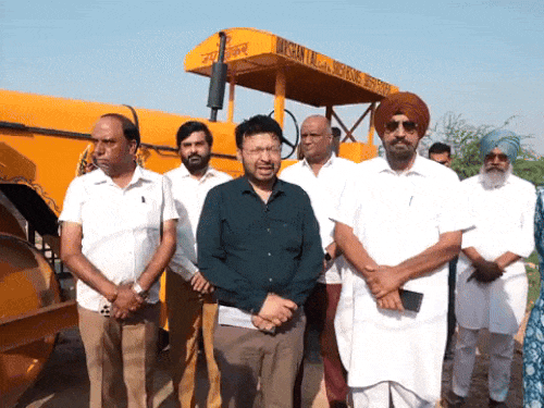 मोहाली के डेराबस्सी में मीडिया से बाचतीत करते लोकल बॉडी मंत्री डॉ रवजोत सिंह। - Dainik Bhaskar