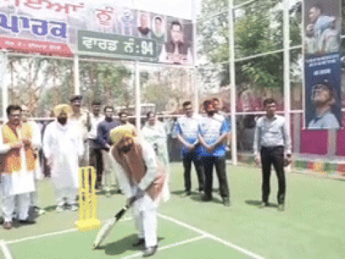 मुख्यमंत्री भगवंत सिंह मान स्पोर्ट्स पार्क में क्रिकेट खेलते हुए। - Dainik Bhaskar