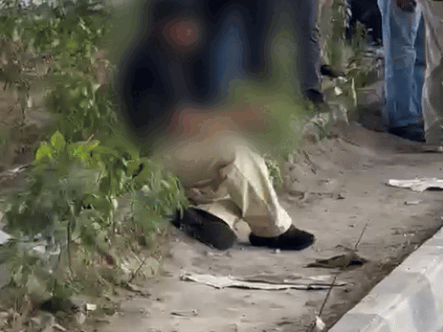 पुलिस कर्मी से मारपीट करने वाला व्यक्ति जो खुद को पुलिस अधिकारी बता रहा था, सार्वजनिक स्थल पर सिगरेट पीता हुआ।