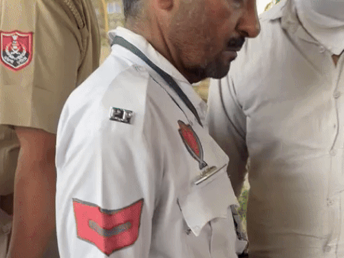 पिटाई से ट्रैफिक पुलिस कर्मी की वर्दी भी फट गई।